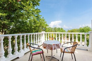Outdoor dining - Apartment in Malinska 500 m from beach (Malinska)