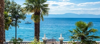 Double room with private bathroom by the beach in Malinska