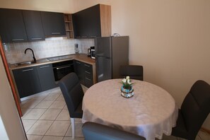 Frigorifero, forno, piano cottura, pentole/stoviglie/utensili