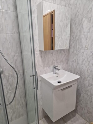 Douche, séchoir à cheveux, serviettes fournies