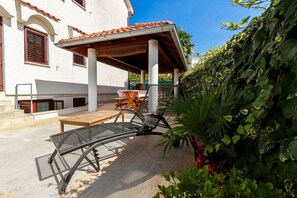 Terrace/patio - Two bedrrom apartment in center of Malinska (Malinska)