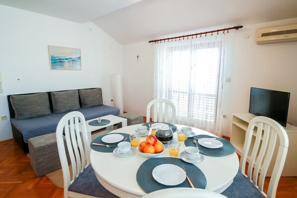 Dining - Two bedrrom apartment in center of Malinska (Malinska)