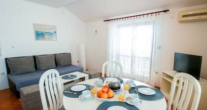 Two bedrrom apartment in center of Malinska