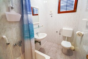 Dusche, Haartrockner, Handtücher