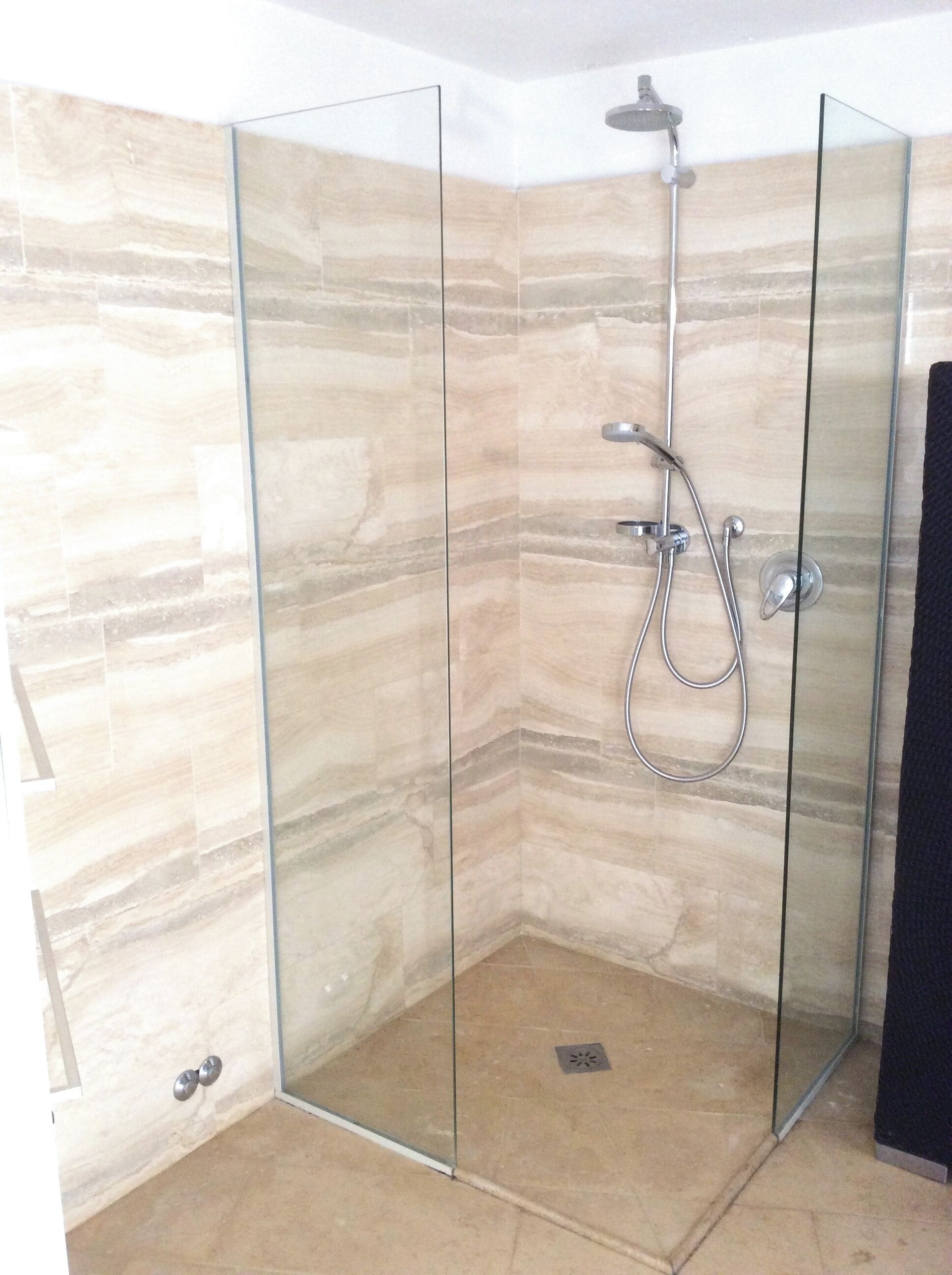 Shower, perlengkapan mandi gratis, pengering rambut, dan kloset