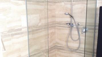 Shower, perlengkapan mandi gratis, pengering rambut, dan kloset