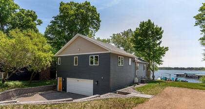 Remodeled Home on Great Fishing & Swimming Bay!