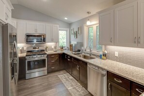 Refrigerador, microondas, horno y parrilla de estufa 