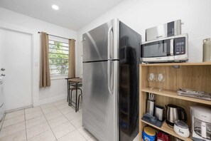 Frigorífico, microondas, horno y placa de cocina