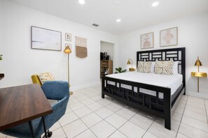 1 dormitorio, escritorio, tabla de planchar con plancha y wifi