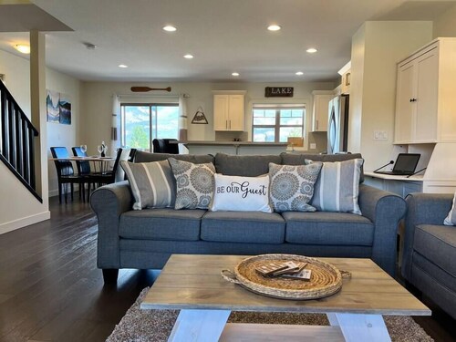 Perfect Mt. View Townhouse | Garage | Deck | BBQ