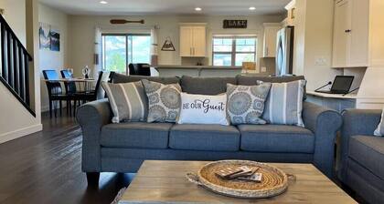 Perfect Mt. View Townhouse | Garage | Deck | BBQ