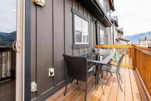 Outdoor dining - Central A/C Townhouse Mt.Views | Fireplace | Garage | Deck (Invermere)