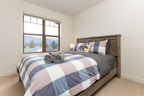 3 bedrooms, iron/ironing board, travel cot, WiFi - Central A/C Townhouse Mt.Views | Fireplace | Garage | Deck (Invermere)