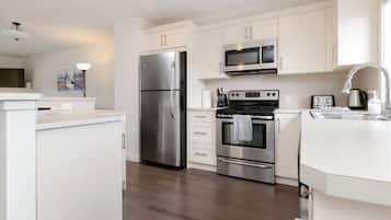 Frigorífico, microondas, horno y placa de cocina