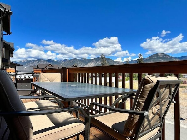 Outdoor dining - Central A/C Townhouse Mt.Views | Fireplace | Garage | Deck (Invermere)
