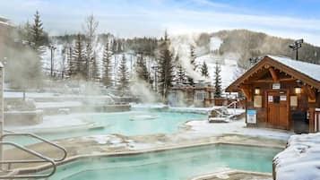 Utomhuspool och uppvärmd pool