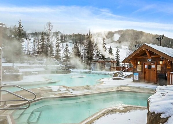 Outdoor pool, a heated pool - Perfect Ski or Bike in-out | Hot Tub | Pool (East Kootenay)