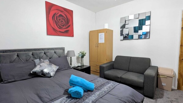 2 bedrooms, desk, iron/ironing board, free WiFi