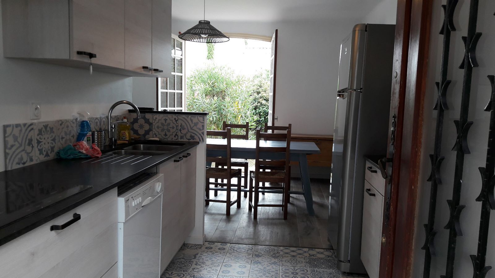 Cafetera y tetera, refrigerador, microondas y horno 