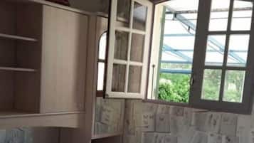 2 slaapkamers, reisbedje