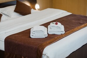 Premium bedding, desk, laptop workspace, soundproofing - Tip Top Hotel City Center (Chisinau)