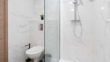 Een douche, een haardroger, handdoeken