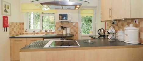 Cottage | Private kitchen | Fridge, electric kettle, toaster, cookware/dishes/utensils