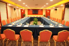 A conference room with a long table, chairs, and a television screen. - Jianfu Hotel (Chongqing)