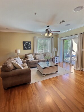 Smart TV - Downtown Gatlinburg, Mtn Views, Walking distance to everyhthing...... (Gatlinburg)
