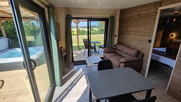 7 bedrooms, WiFi, bed sheets