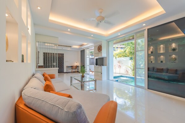 TV - Modern 4 bedroom seaview pool villa only 1.4 km to Patong beach (Patong)