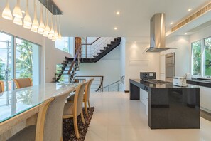 Réfrigérateur, four à micro-ondes, un four, surface de cuisson