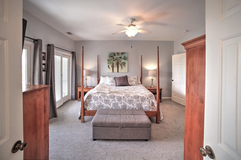 Beautiful Ocean view, pet friendly, golf cart included,steps to Cabana