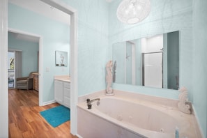Baignoire, sĂšche-cheveux, serviettes fournies