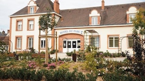 A two-story building with a sign reading "HOTEL DU PARC". - Hôtel du Parc (Chateauneuf-sur-Loire)