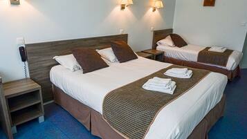 Family Triple Room | Desk, laptop workspace, blackout drapes, soundproofing