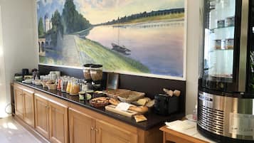 Tägliches Frühstücksbuffet (11 EUR pro Person)