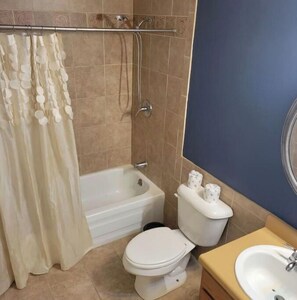 Hair dryer, towels, soap, toilet paper - Casa 8720. (Granby)