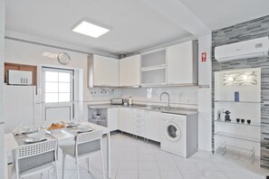 Fridge, microwave, coffee/tea maker, electric kettle - Cascais Beach Villa I (C115) (Cascais)