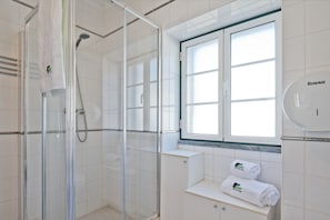 Een douche, handdoeken