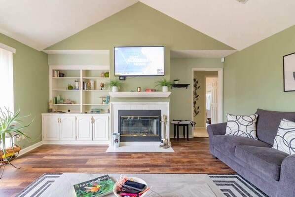 TV - 1 Mile to Flat Rock Park! Sweet Southern Ranch (Columbus)