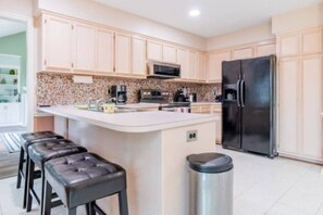 Fridge, microwave, oven, stovetop - 1 Mile to Flat Rock Park! Sweet Southern Ranch (Columbus)