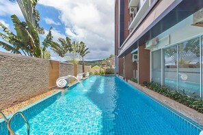 حمّام سباحة خارجي