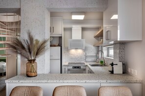 Refrigerador, horno, placa de cocina, cafetera/tetera