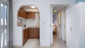 Fridge, oven, stovetop, coffee/tea maker