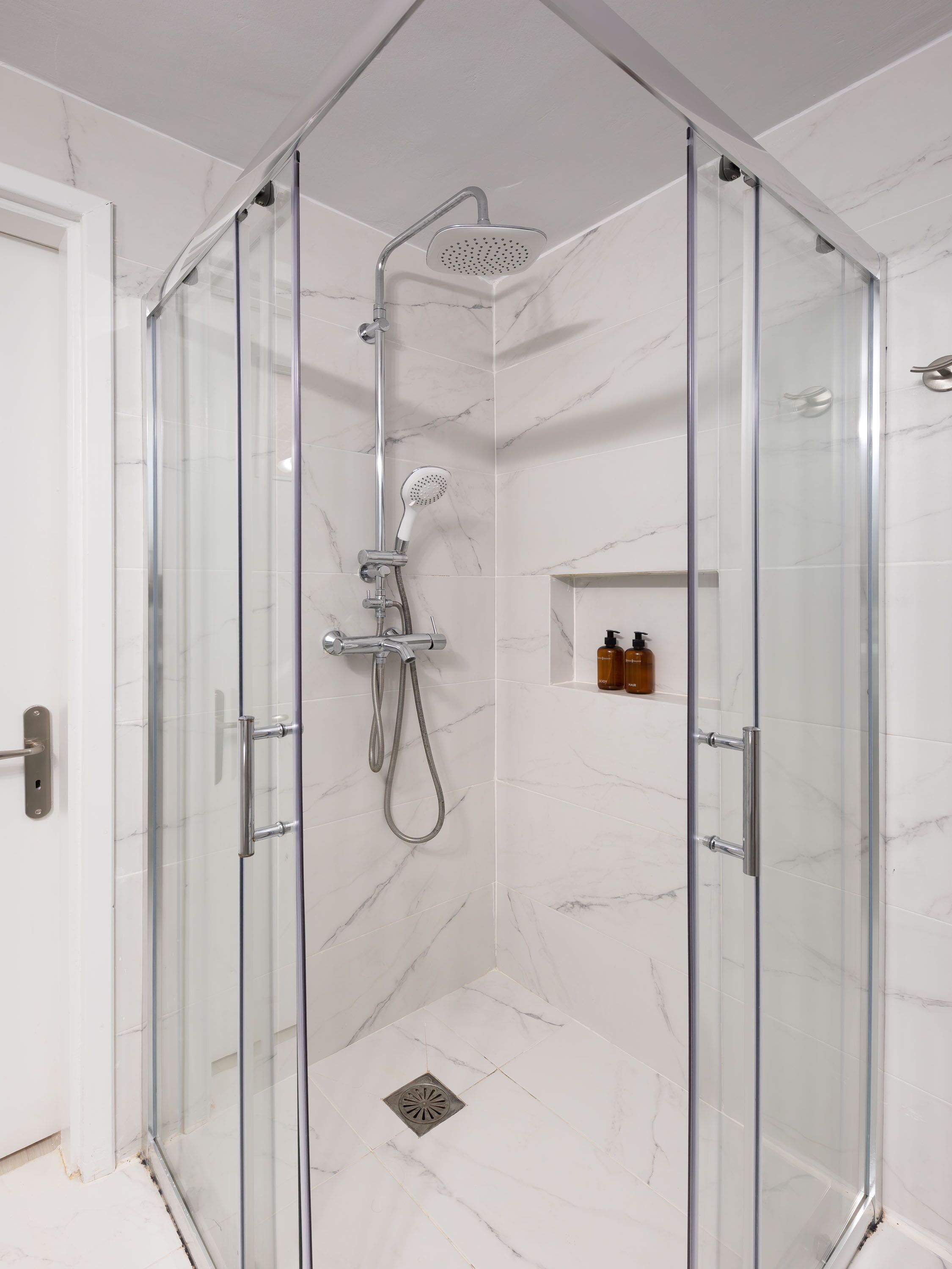 シャワー、ヘアドライヤー、タオル