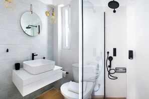 Douche, sèche-cheveux, serviettes fournies
