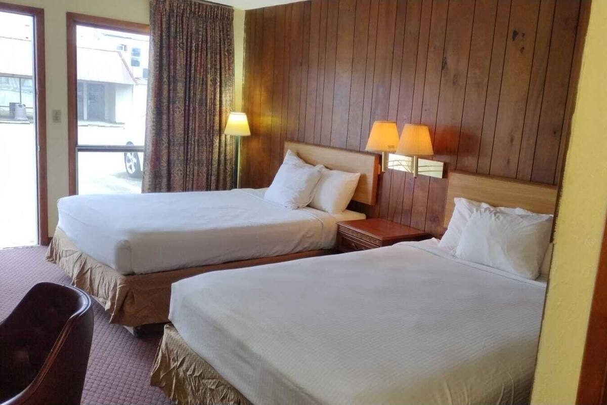 Kamar Double Basic | Wi-Fi gratis dan seprai linen