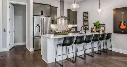 Modern Nash Home • Rooftop & Hot Tub